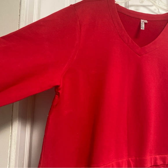 Lulu-B Red Top XL V Neck Asymmetrical Button accent Blouse - Picture 6 of 11